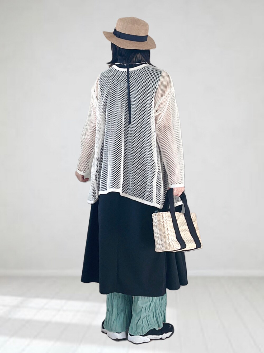 「SENSE OF PLACE by URBAN RESEAR、ロングワンピース、レイヤードスタイル、メッシュ、カンカン帽、プリーツパンツ、ワンピーススタイル、春夏コーデ、かごバッグ、シンプルコーデ、カラーパンツ、プチプラ、エアリフト」|「SENSE OF PLACE by URBAN RESEARCHのUiscel ドライテントラインノースリーブワンピース(ワンピース、ブラック系)」を使った、UMiSatoさん(レディース・163cm)の春コーディネートの4枚目の写真