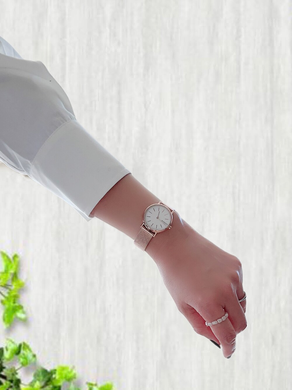 ブラック系のベスト、ホワイト系のシャツ/ブラウス、ピンク系のその他パンツを着用したレディースの冬コーディネートの4枚目の写真