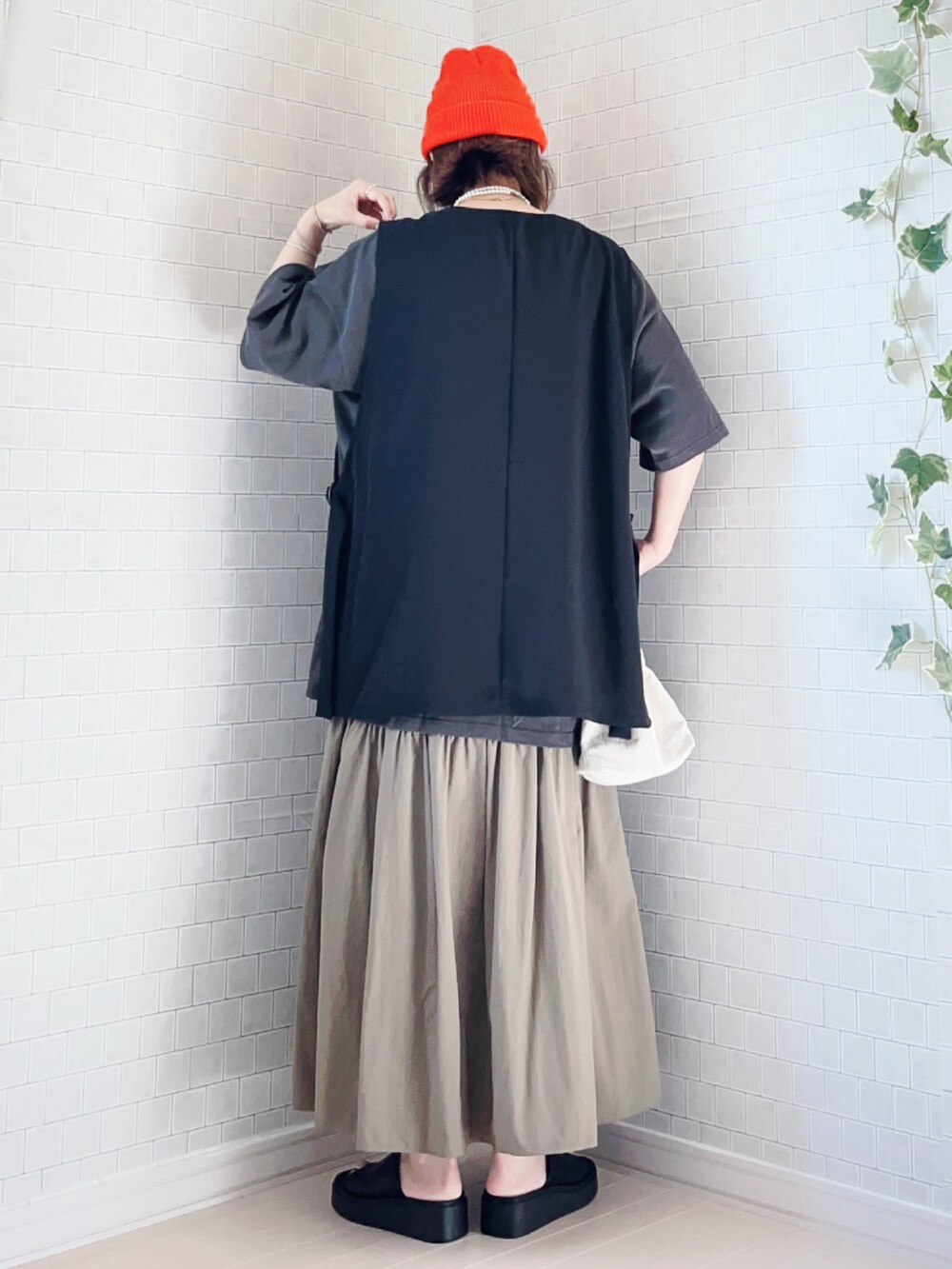 「春夏コーデ、シンプルコーデ、レイヤードスタイル、お出かけコーデ、サンダル、メガネ女子、プチプラ、休日スタイル、韓国ファッション、きれいめカジュアル、デートコーデ、モノトーン、ショルダーバッグ」|「ikkaのノーカラーサイドスリットジレ(ベスト、ブラック系)」を使った、UMiSatoさん(レディース・163cm)の春コーディネートの4枚目の写真