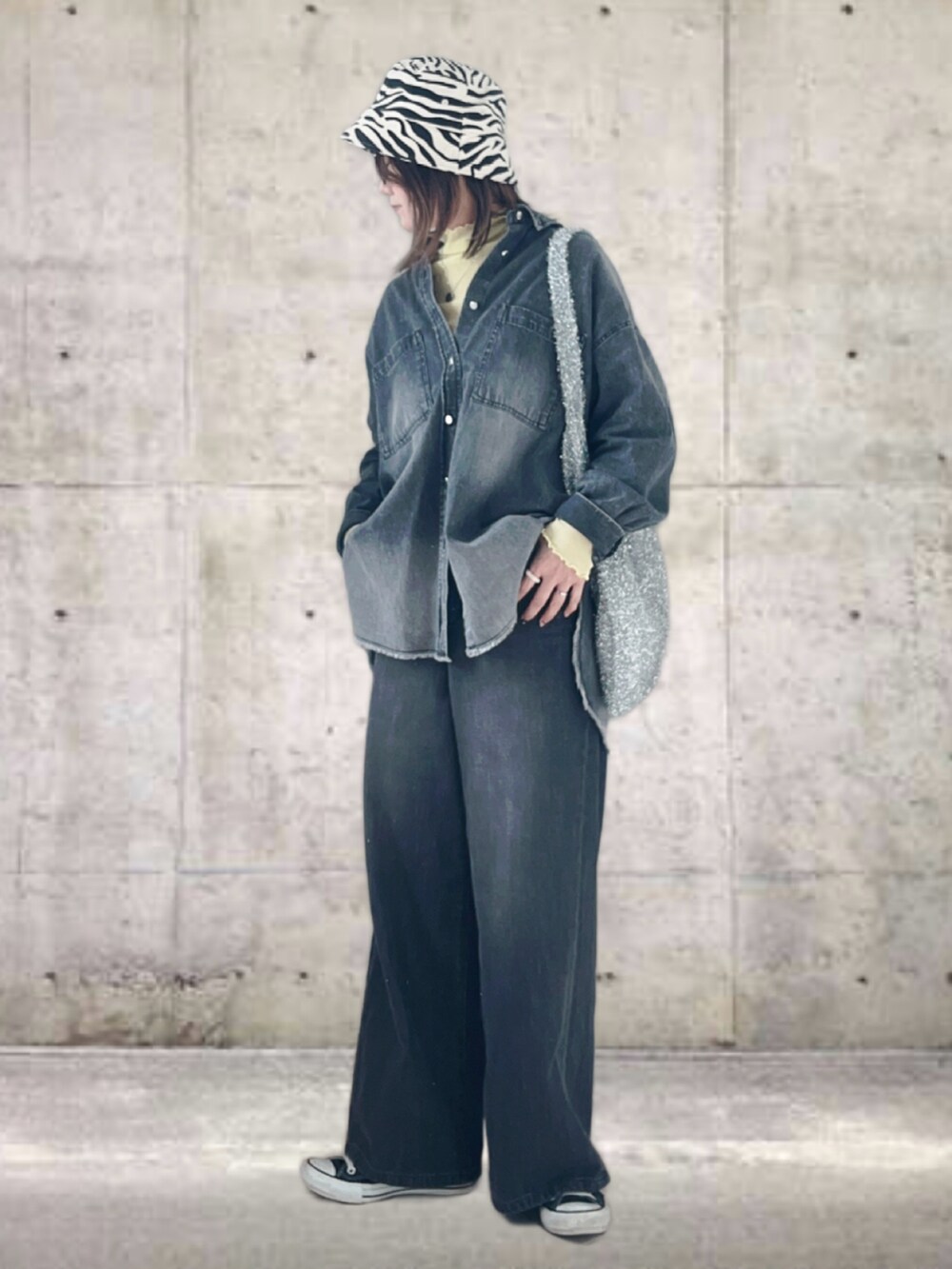 グレー系のシャツ/ブラウス、グレー系のデニムパンツ、イエロー系のTシャツ/カットソーを着用したレディースの冬コーディネートの2枚目の写真