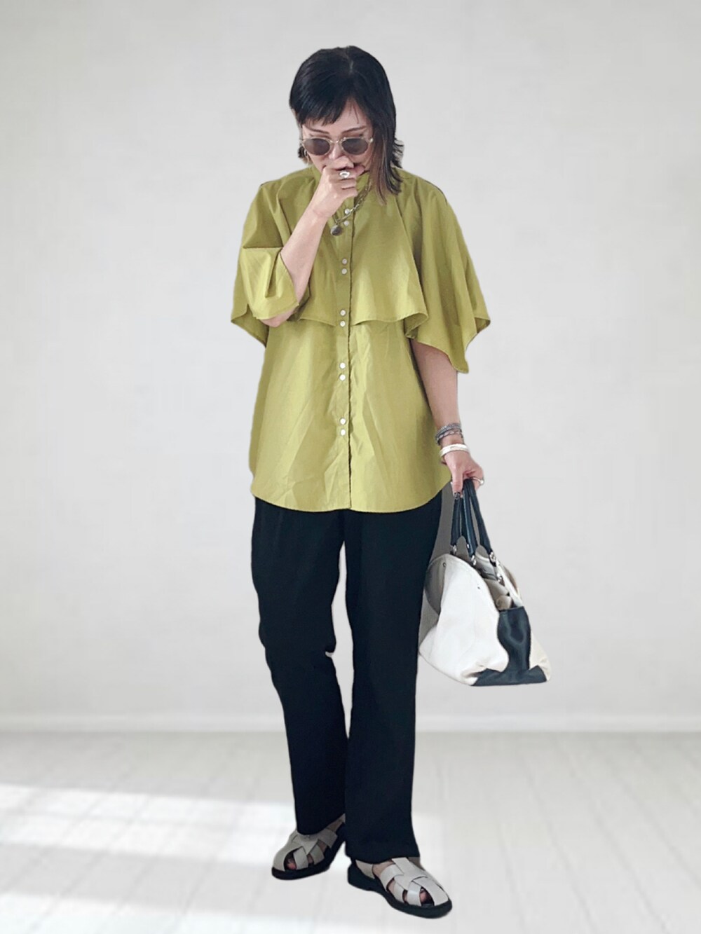 グリーン系のシャツ/ブラウス、ブラック系のその他パンツ、ホワイト系のバッグを着用したレディースの夏コーディネートの4枚目の写真