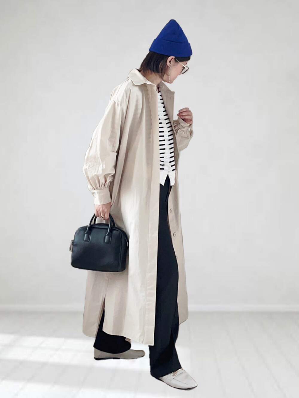 「renorm、Wrangler、秋コーデ、ロングワンピース、シャツワンピ、ニット帽、シンプルコーデ、モノトーン、メガネ女子、ローファー、フレアパンツ、ボストンバッグ、ボーダー、カーディガン、プチプラ」|「ReNormの2WAYシャツワンピース(シャツワンピース、ベージュ系)」を使った、UMiSatoさん(レディース・163cm)の秋コーディネートの2枚目の写真