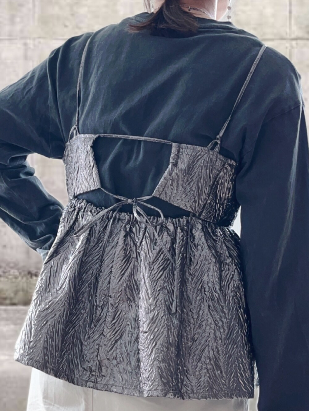 シルバー系のキャミソール、その他のTシャツ/カットソー、ホワイト系のその他パンツを着用したレディースの冬コーディネートの5枚目の写真