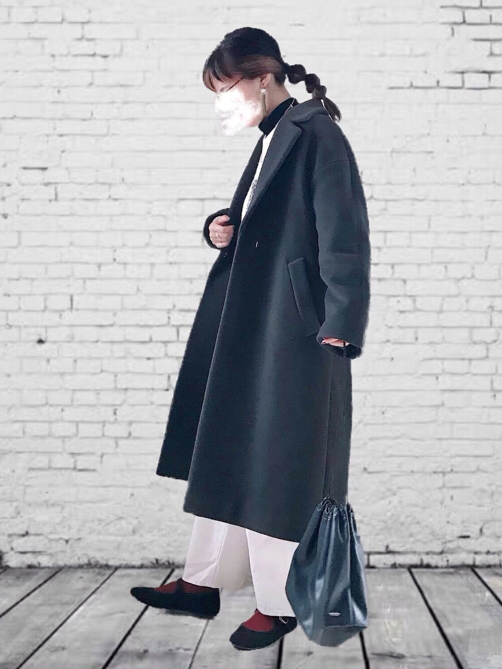 グレー系のチェスターコート、ホワイト系のTシャツ/カットソー、ブラック系のTシャツ/カットソーを着用したレディースの秋コーディネートの3枚目の写真