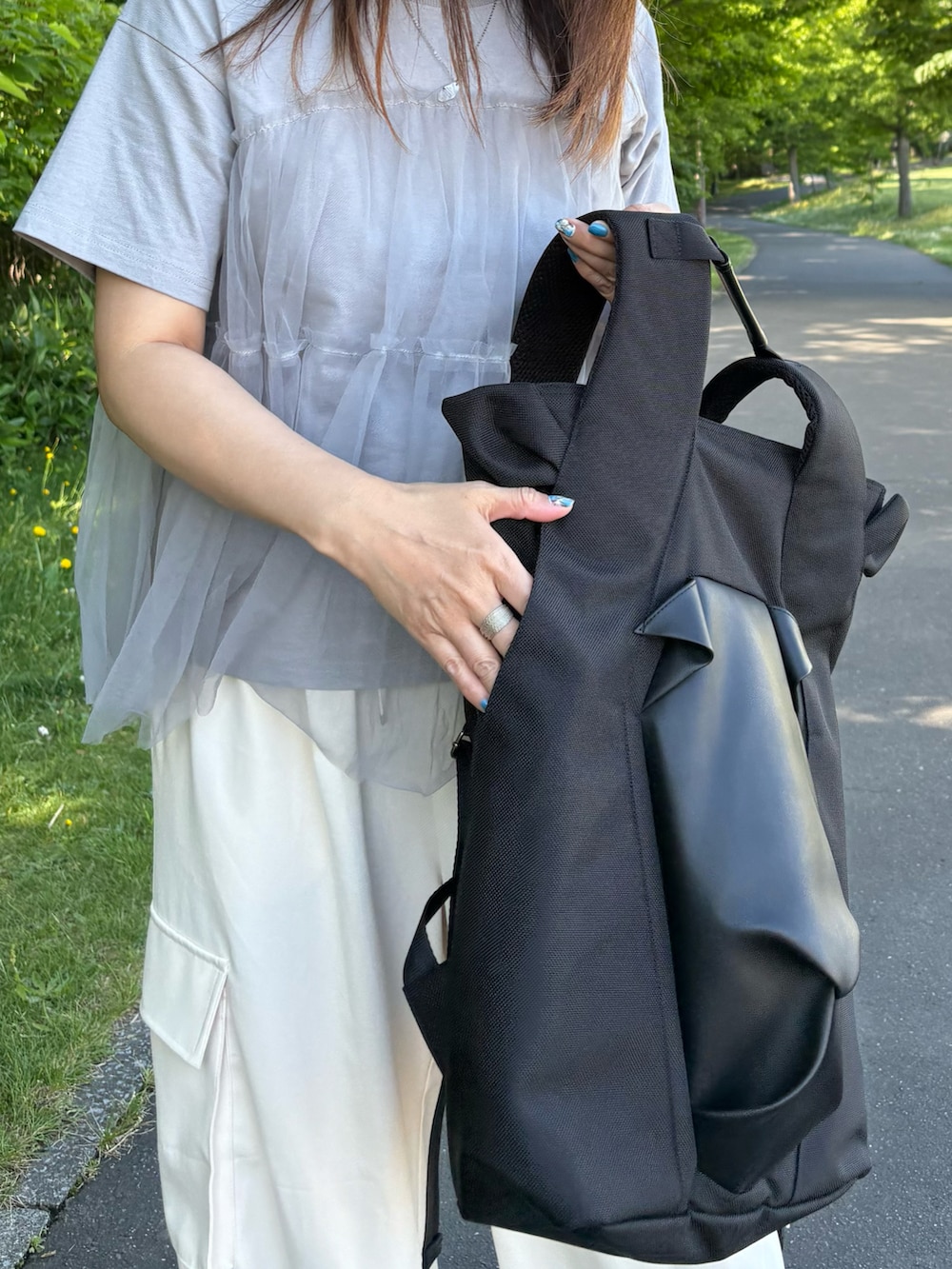 ホワイト系のスニーカー、グレー系のTシャツ/カットソー、ホワイト系のその他パンツを着用したレディースの夏コーディネートの3枚目の写真