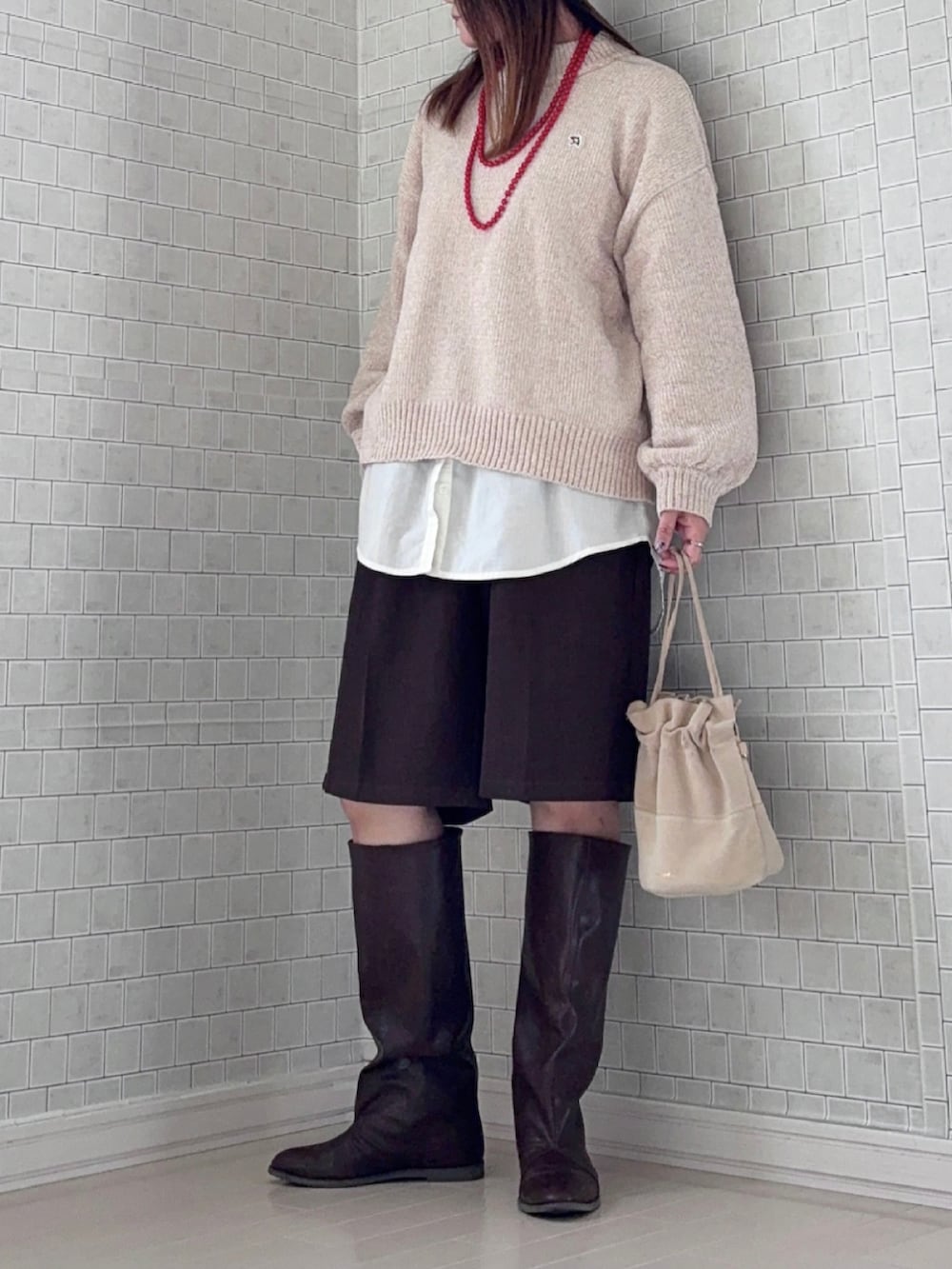 ベージュ系のニット/セーター、ブラウン系のその他パンツ、ブラウン系のブーツを着用したレディースの冬コーディネートの2枚目の写真