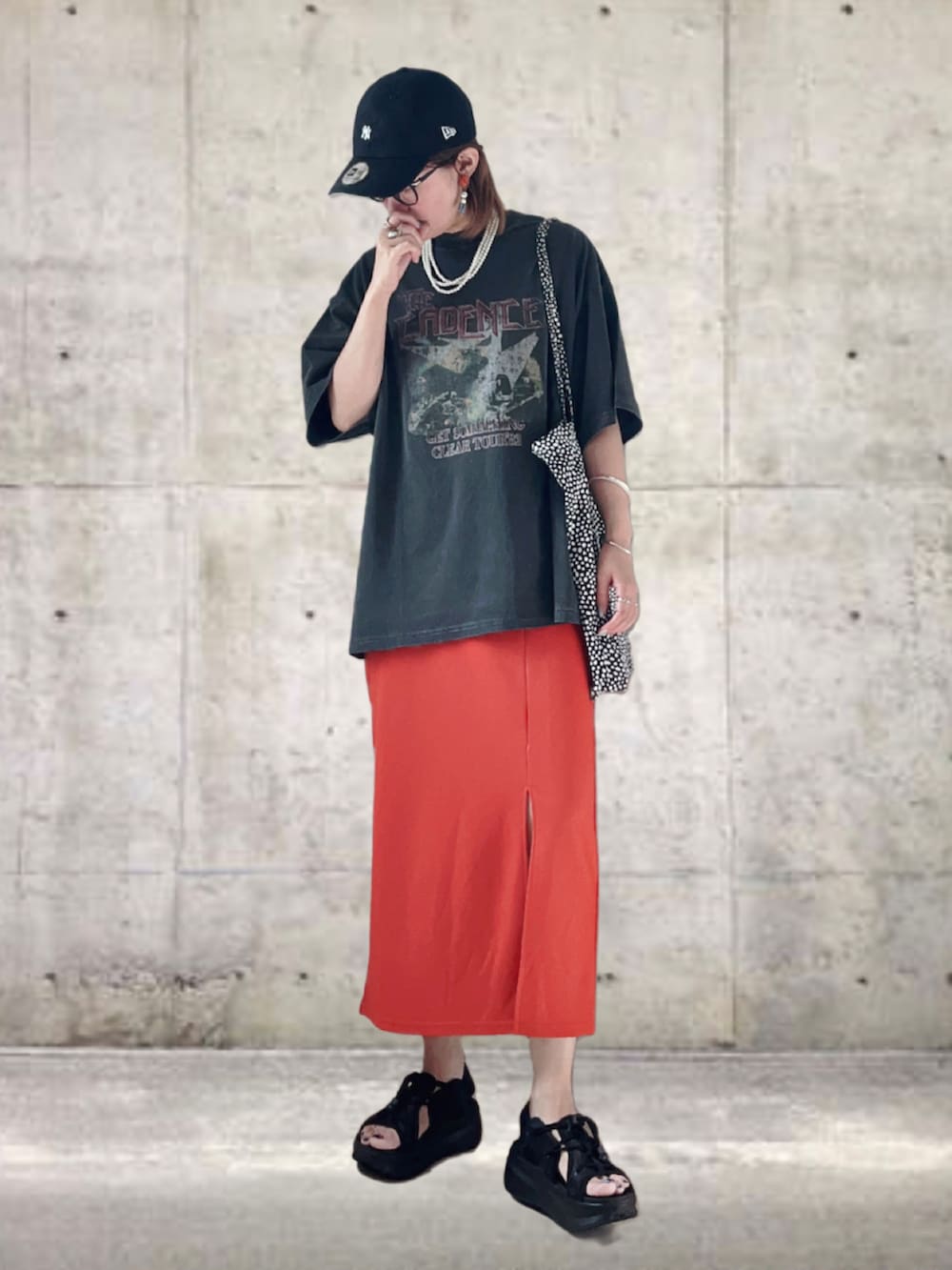 「夏コーデ、シンプルコーデ、夏だ！Tシャツ着よう！、休日スタイル、お出かけコーデ、Tシャツ、サンダル、キャップ、プチプラ、ビッグシルエット、フェススタイル、ストリート、韓国ファッション、夏セールで買いました」｜「しまむらのアイテム（スカート、オレンジ系）」を使った、UMiSatoさん（レディース・163cm）の夏コーディネートの2枚目の写真