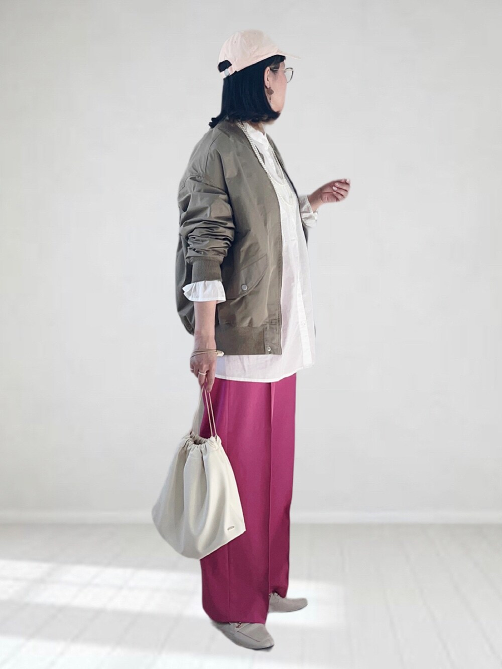 「FREDY&GLOSTER、reca、カラーパンツ、キャップ、メガネ女子、春アウター、ボリューム袖、春夏コーデ、巾着バッグ、シャツスタイル、プチプラ、スクエアトゥ、休日スタイル、カラー×コーデ、アウトドアスタイル」|「fredy repitの【WEB限定】MA1 ビッグシルエット ブルゾン(MA-1、グリーン系)」を使った、UMiSatoさん(レディース・163cm)の春コーディネートの3枚目の写真