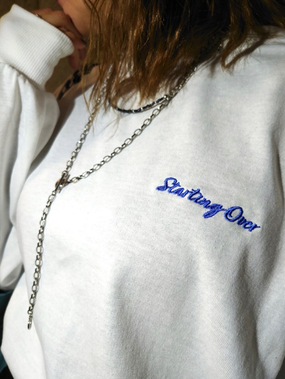 ホワイト系のTシャツ/カットソー、ブラック系のその他パンツ、ブルー系のトートバッグを着用したレディースの春コーディネートの5枚目の写真