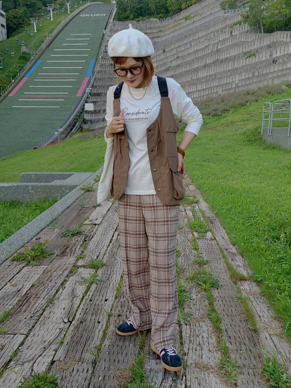 ホワイト系のTシャツ/カットソー、ベージュ系のその他パンツ、ブラウン系のベストを着用したレディースの秋コーディネートの2枚目の写真