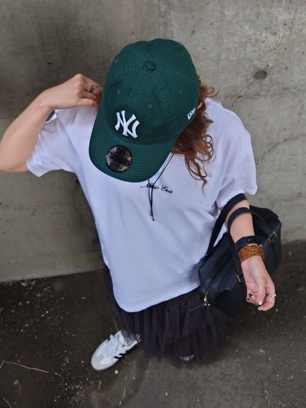 ホワイト系のTシャツ/カットソー、その他のスカート、ホワイト系のスニーカーを着用したレディースの夏コーディネートの5枚目の写真