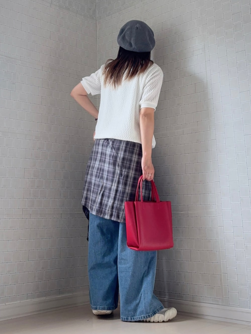 ホワイト系のTシャツ/カットソー、レッド系のトートバッグ、ホワイト系のスニーカーを着用したレディースの春コーディネートの5枚目の写真