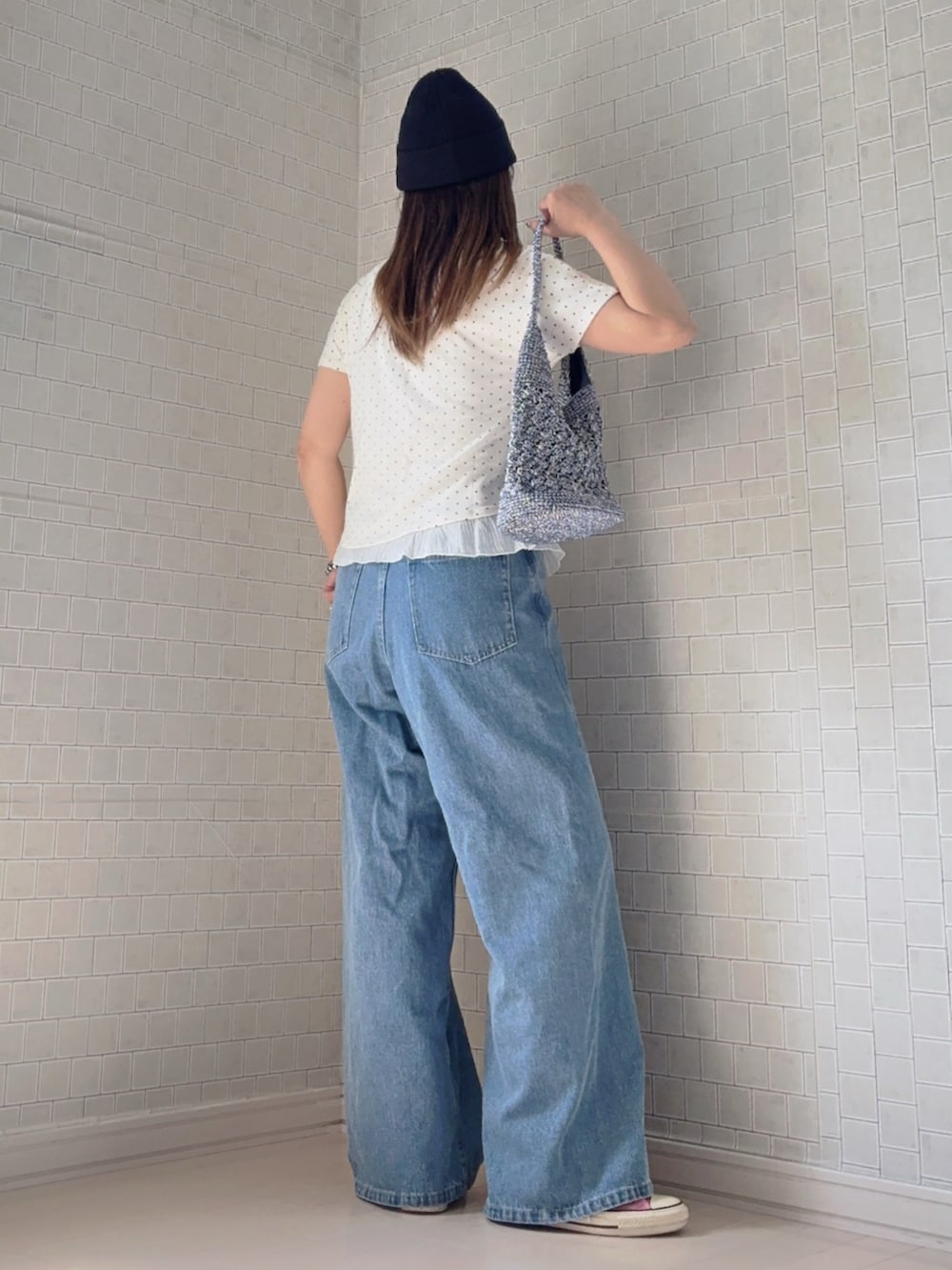ホワイト系のTシャツ/カットソー、ブルー系のデニムパンツ、ブルー系のかごバッグを着用したレディースの春コーディネートの4枚目の写真