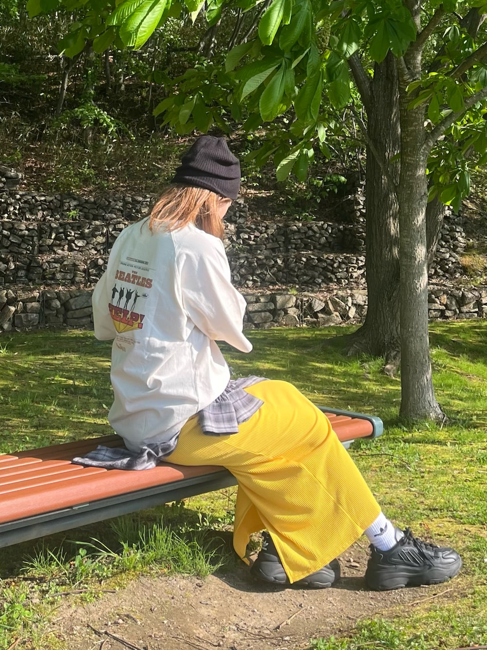 その他のTシャツ/カットソー、グレー系のシャツ/ブラウス、ブラック系のスニーカーを着用したレディースの夏コーディネートの5枚目の写真