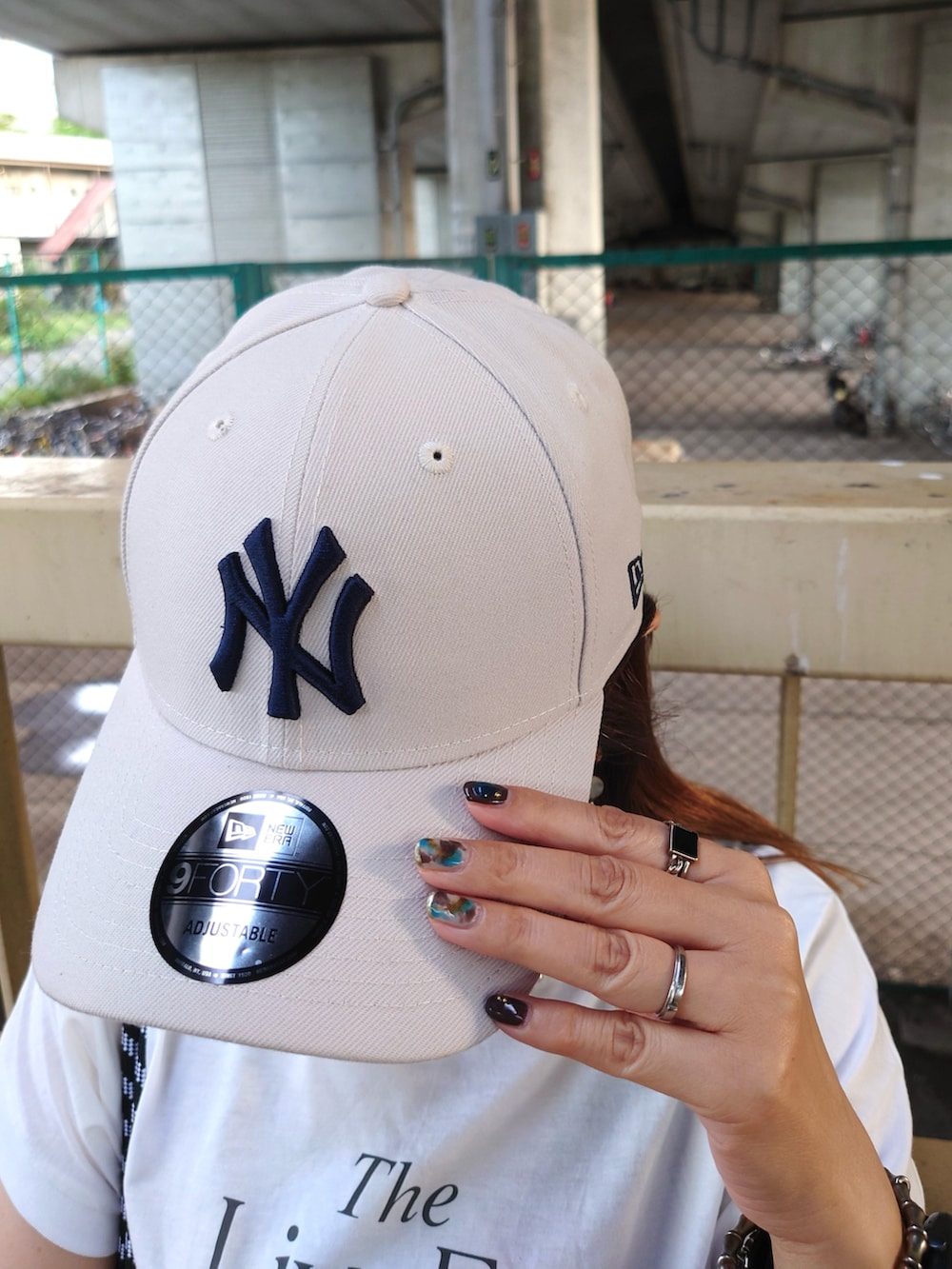 ホワイト系のTシャツ/カットソー、ブラック系のその他パンツ、グレー系のスカートを着用したレディースの夏コーディネートの4枚目の写真