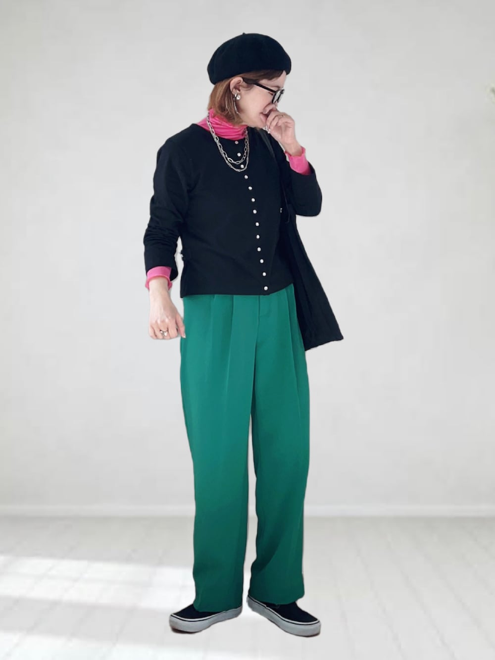 ブラック系のカーディガン/ボレロ、ピンク系のTシャツ/カットソー、グリーン系のスラックスを着用したレディースの春コーディネートの2枚目の写真