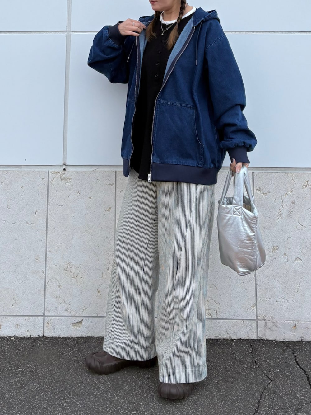 ブルー系のパーカー、ブラック系のTシャツ/カットソー、ブラウン系のスニーカーを着用したレディースの春コーディネートの2枚目の写真