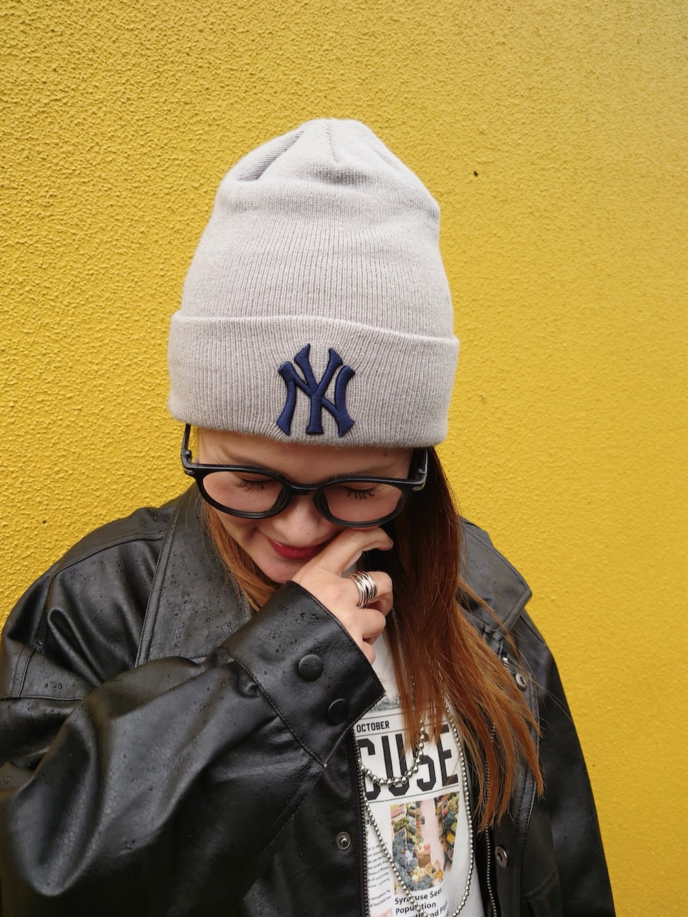 ブラック系のブルゾン、ブラック系のブーツ、ブルー系のスカートを着用したレディースの秋コーディネートの5枚目の写真