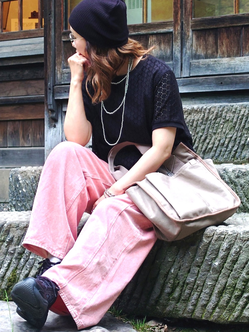 ブラック系のTシャツ/カットソー、ベージュ系のトートバッグ、ピンク系のデニムパンツを着用したレディースの夏コーディネートの3枚目の写真