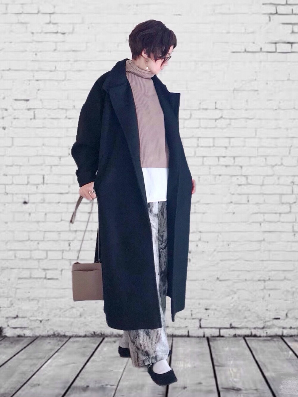 ブラック系のその他アウター、ブラック系のその他パンツ、ベージュ系のベストを着用したレディースの秋コーディネートの3枚目の写真