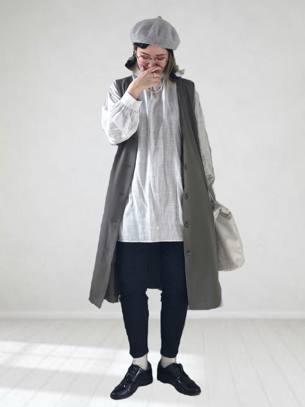 ブラック系のデニムパンツ、グリーン系のその他アウター、グレー系のシャツ/ブラウスを着用したレディースの春コーディネートの2枚目の写真