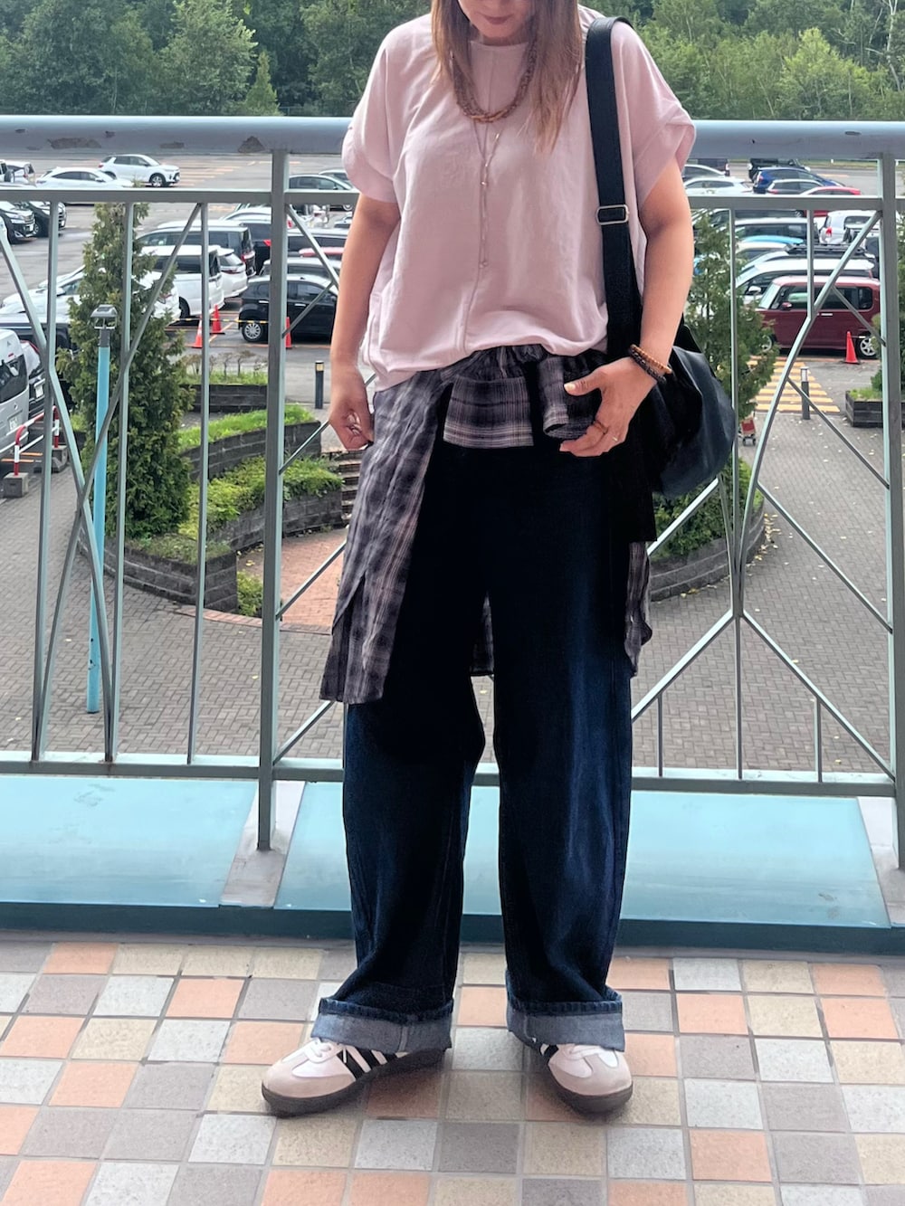 ベージュ系のTシャツ/カットソー、ブルー系のデニムパンツ、グレー系のシャツ/ブラウスを着用したレディースの夏コーディネートの2枚目の写真