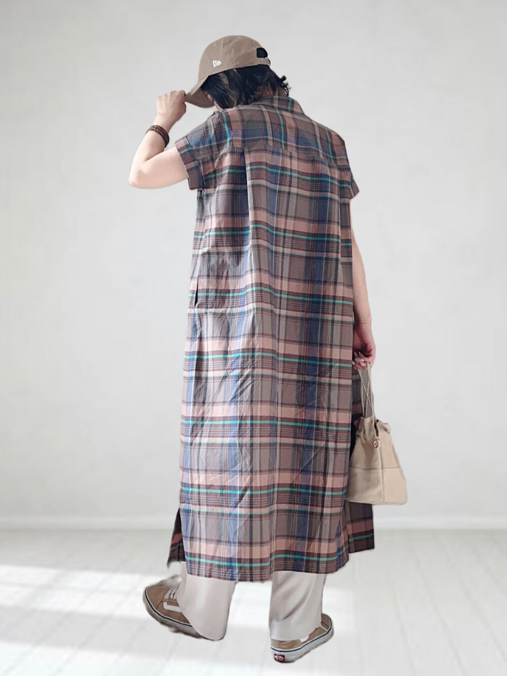 ブラウン系のワンピース、ホワイト系のタンクトップ、ホワイト系のその他パンツを着用したレディースの夏コーディネートの3枚目の写真