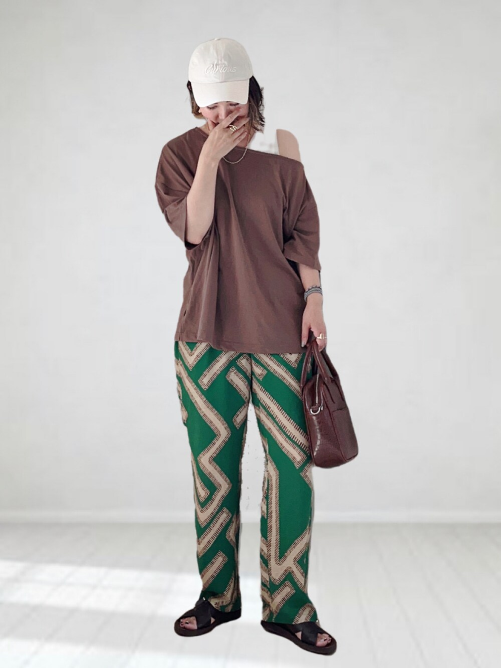 グリーン系のその他パンツ、ブラウン系のTシャツ/カットソー、ブラウン系のハンドバッグを着用したレディースの夏コーディネートの3枚目の写真