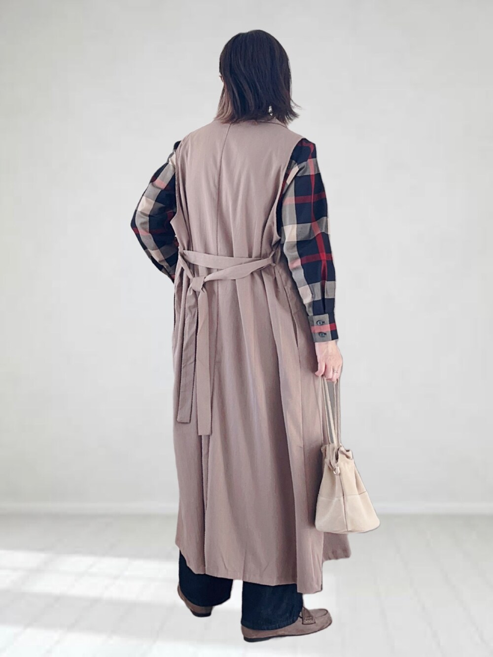 ブルー系のシャツ/ブラウス、ベージュ系のベスト、ブルー系のセットアップを着用したレディースの秋コーディネートの2枚目の写真