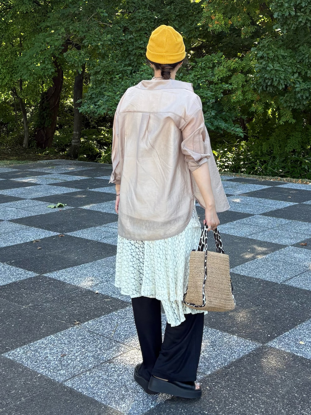 ベージュ系のシャツ/ブラウス、ホワイト系のスカート、ブラック系のその他パンツを着用したレディースの夏コーディネートの3枚目の写真