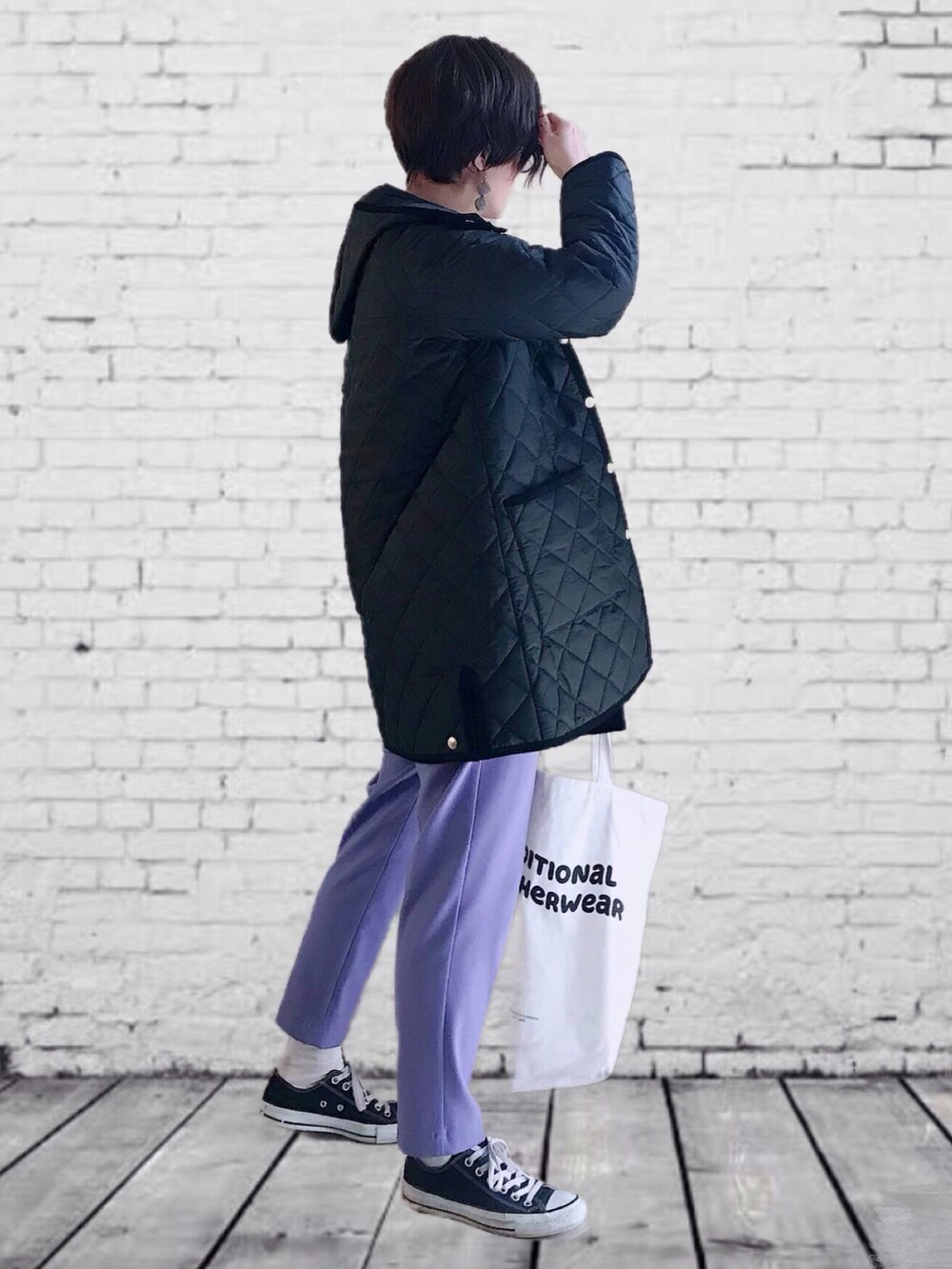 「スウェット、トートバッグ、カジュアル、カラーパンツ、冬コーデ、レイヤードスタイル、キルティングコート、Traditional Weatherwear、キルティングジャケット、メンズライク、大人カジュアル、シンプルコーデ、休日スタイル、スニーカーコーデ、プチプラ」|「Traditional WeatherwearのARKLEY WITH DETACHABLE HOOD(ノーカラーコート、ブラック系)」を使った、UMiSatoさん(レディース・163cm)の秋コーディネートの3枚目の写真