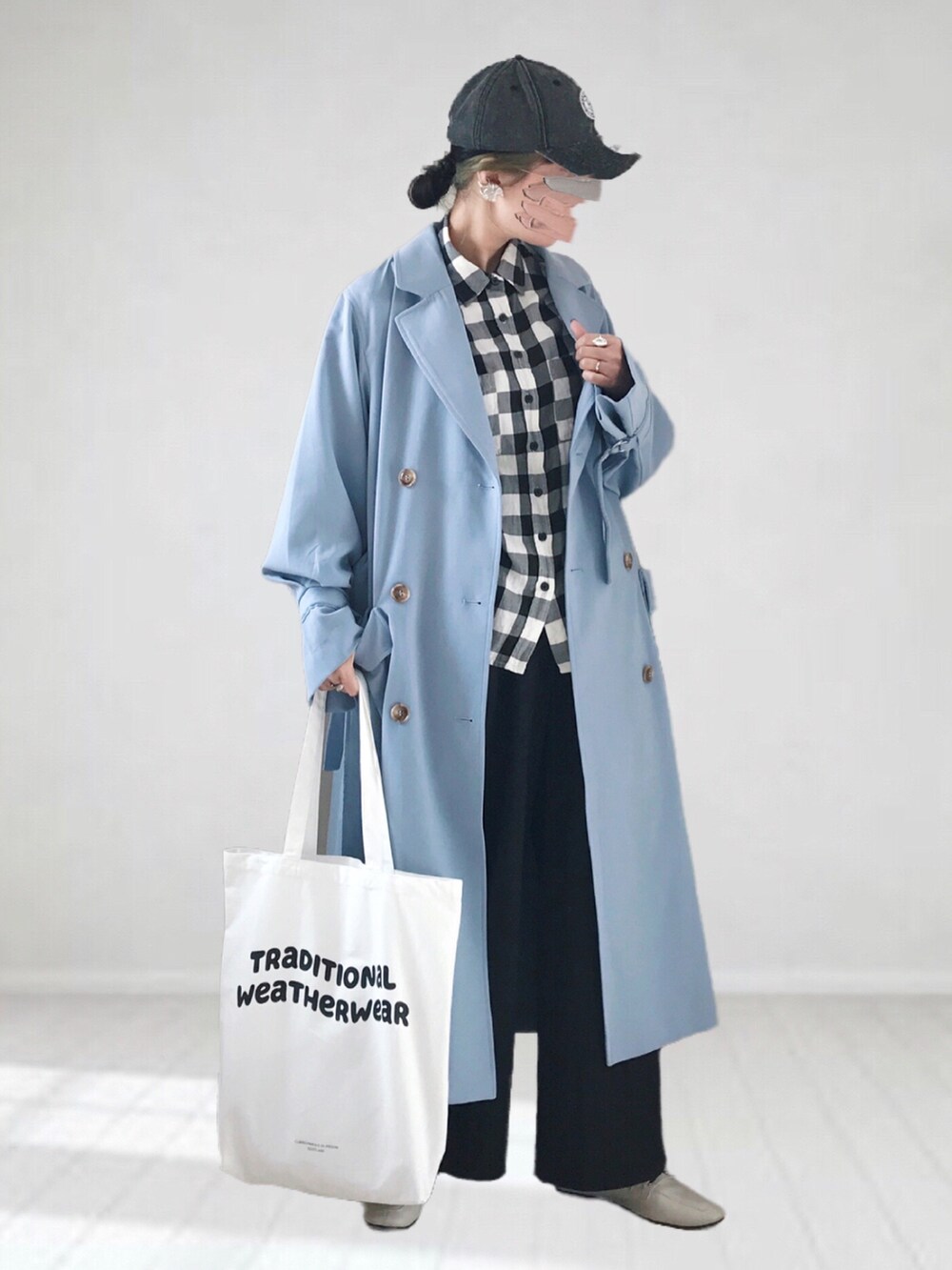 ブルー系のトレンチコート、ホワイト系のシャツ/ブラウス、ブラック系のその他パンツを着用したレディースの冬コーディネートの2枚目の写真