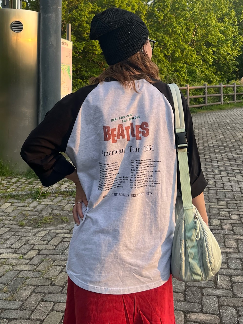 「やっぱり帽子が好き、バンドT、ロックT、ビートルズ、The Beatles、メガネ女子、スニーカー、リネンスカート、お出かけコーデ、ショルダーバッグ」|「The Beatlesの【別注】THE BEATLES ザ ビートルズ ツアーラグランロンT(Tシャツ/カットソー、グレー系)」を使った、UMiSatoさん(骨格ウェーブ・レディース・163cm)の春コーディネートの5枚目の写真