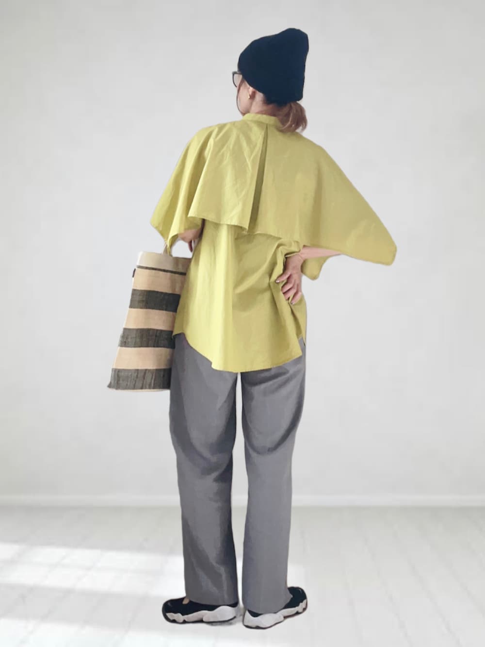 グリーン系のシャツ/ブラウス、グレー系のデニムパンツ、ブラック系のトートバッグを着用したレディースの夏コーディネートの3枚目の写真