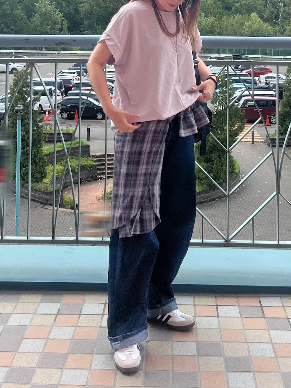 ベージュ系のTシャツ/カットソー、ブルー系のデニムパンツ、グレー系のシャツ/ブラウスを着用したレディースの夏コーディネートの3枚目の写真