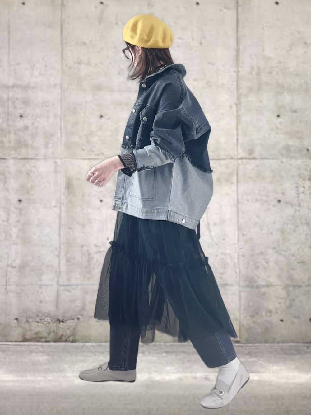 ブラック系のデニムジャケット、ブラック系のデニムパンツ、その他のニット/セーターを着用したレディースの春コーディネートの2枚目の写真