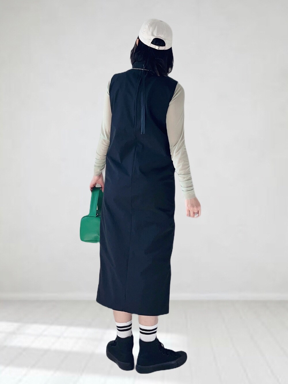 ブラック系のワンピース、グリーン系のTシャツ/カットソー、グリーン系のショルダーバッグを着用したレディースの春コーディネートの4枚目の写真