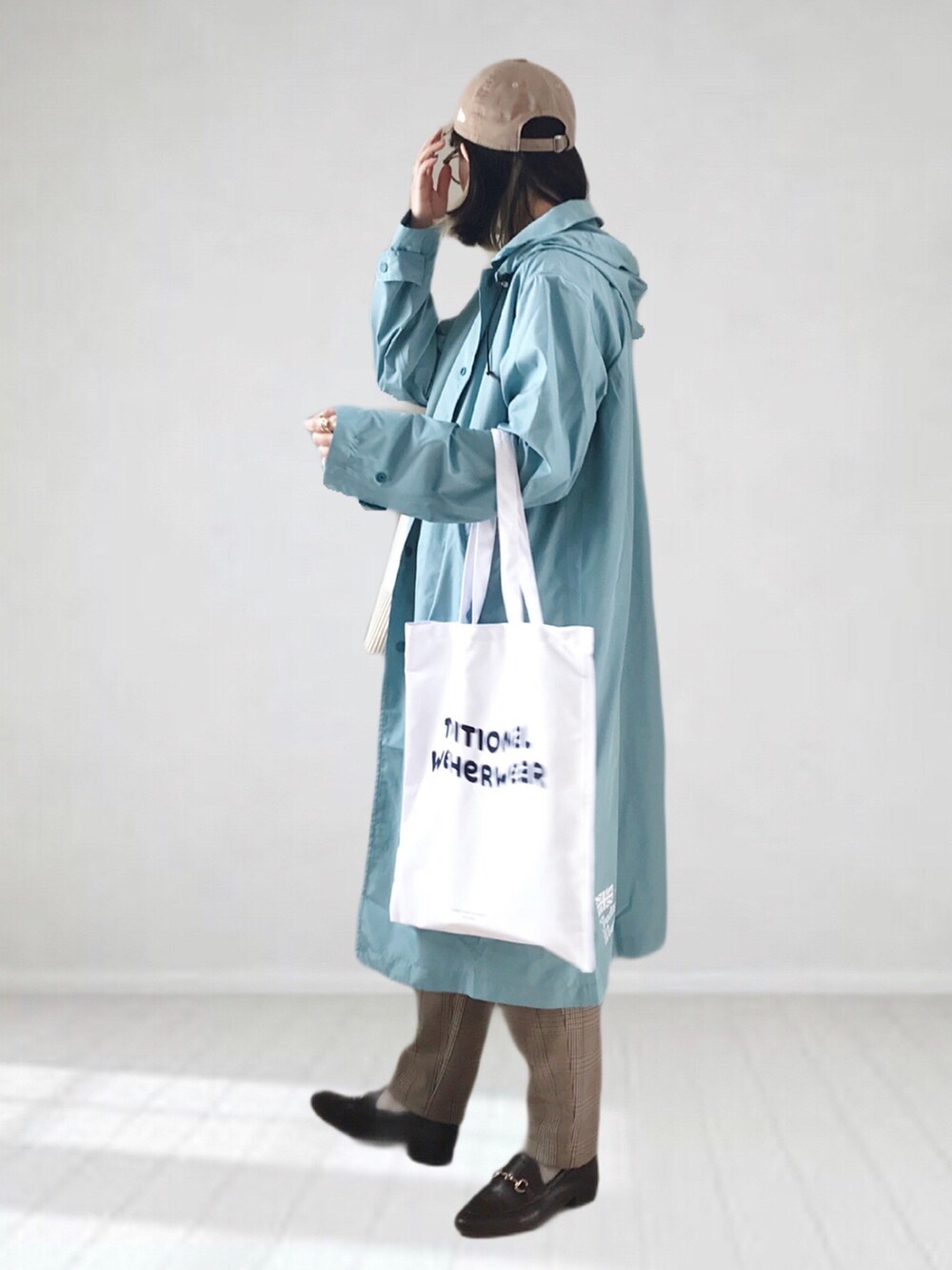 ホワイト系のTシャツ/カットソー、ホワイト系のベスト、その他のその他パンツを着用したレディースの春コーディネートの2枚目の写真