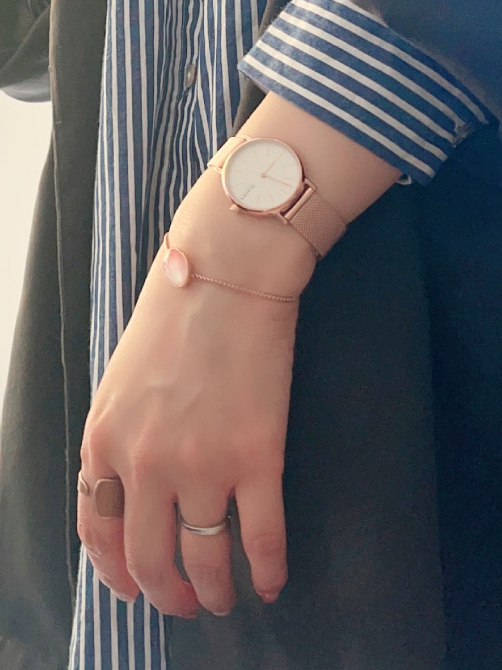 グレー系のテーラードジャケット、ブルー系のシャツ/ブラウス、ブラック系のデニムパンツを着用したレディースの春コーディネートの3枚目の写真