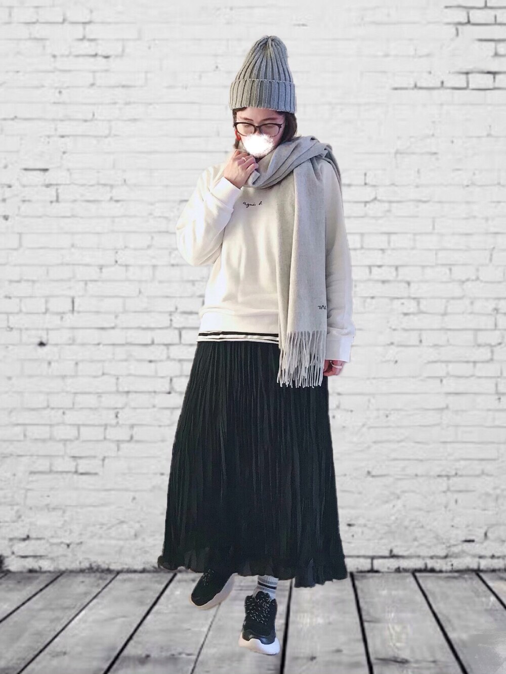 グリーン系のモッズコート、ホワイト系のスウェット、ブラック系のTシャツ/カットソーを着用したレディースの秋コーディネートの5枚目の写真