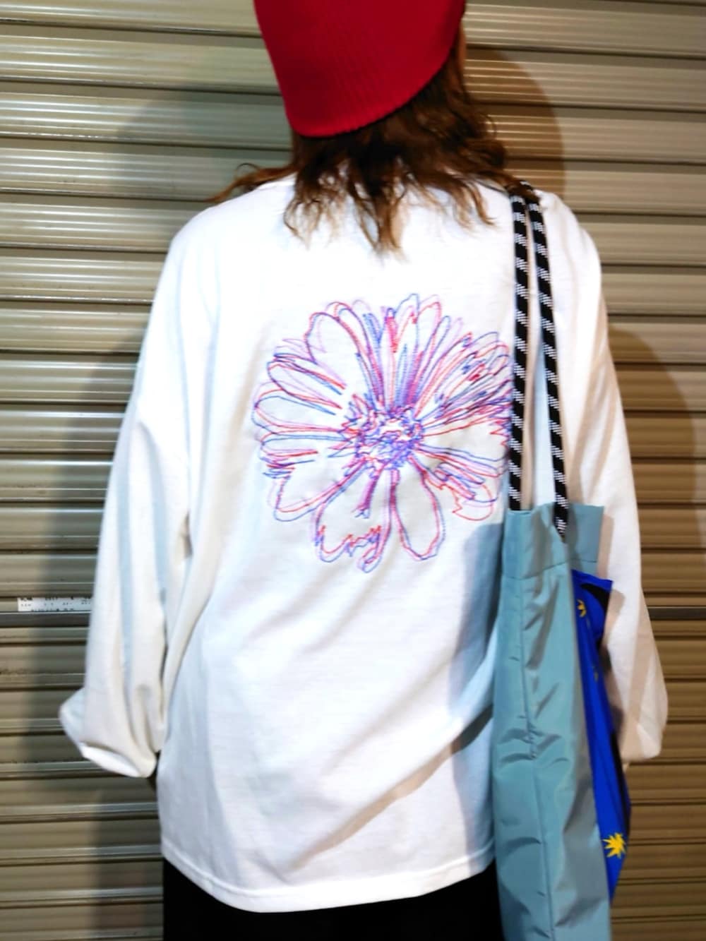 ホワイト系のTシャツ/カットソー、ブラック系のその他パンツ、ブルー系のトートバッグを着用したレディースの春コーディネートの3枚目の写真