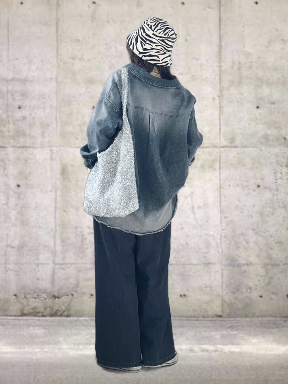 グレー系のシャツ/ブラウス、グレー系のデニムパンツ、イエロー系のTシャツ/カットソーを着用したレディースの冬コーディネートの3枚目の写真