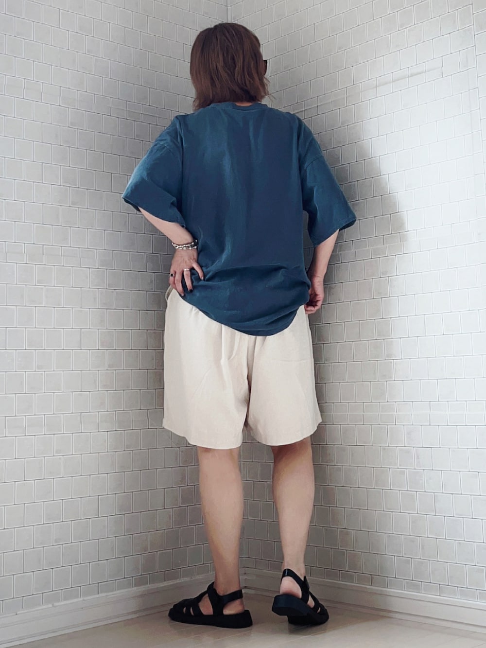 「夏コーデ、ハーフパンツ、サングラス、休日スタイル、Tシャツ、夏だ！Tシャツ着よう！、サンダル、ビッグシルエット、スポーツミックス、シンプルコーデ、ラフコーデ」｜「eachの綿麻キュロットパンツ（その他パンツ、ホワイト系）」を使った、UMiSatoさん（レディース・163cm）の夏コーディネートの2枚目の写真