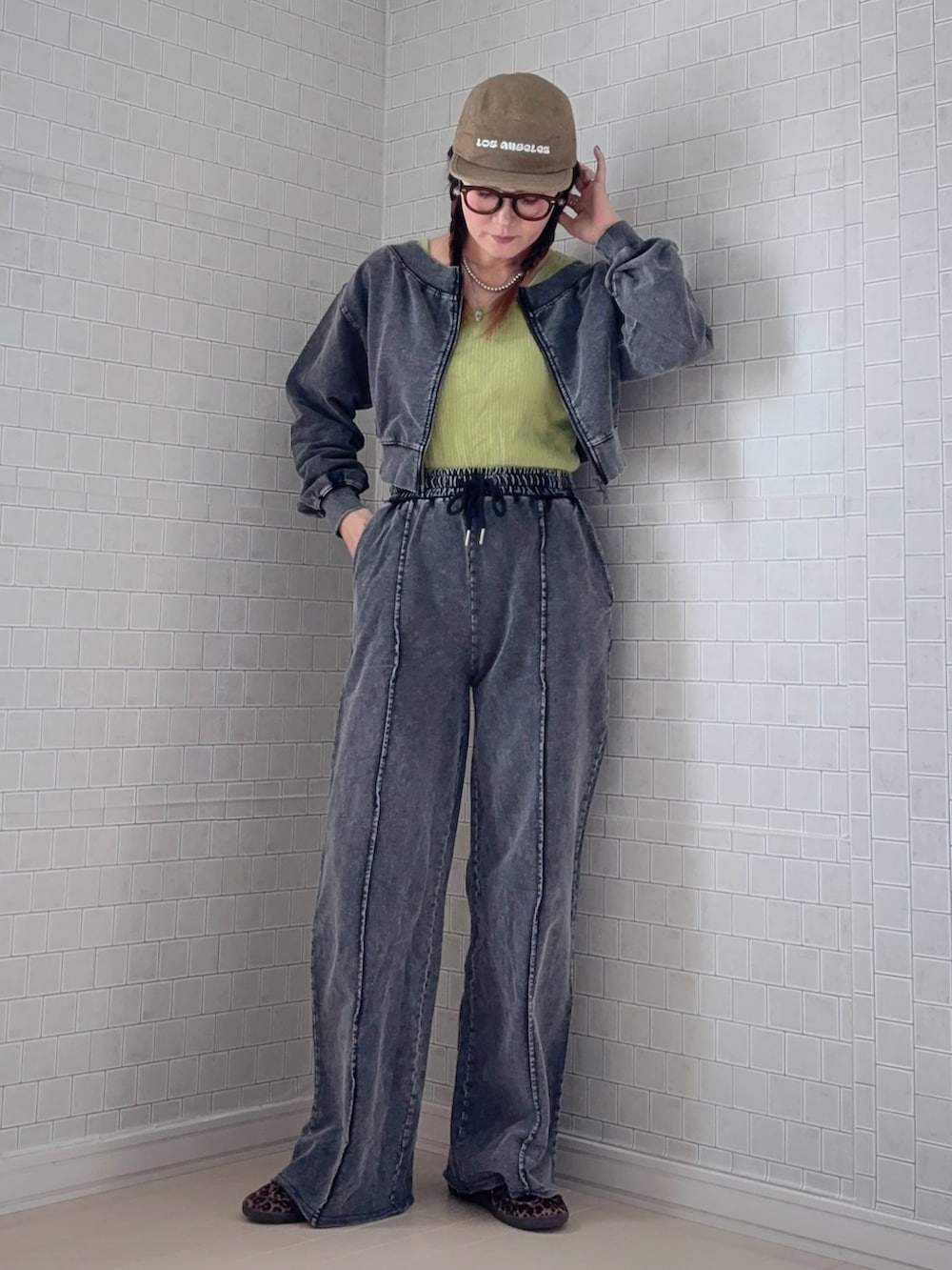 グレー系のパーカー、グレー系のスウェットパンツ、その他のスニーカーを着用したレディースの冬コーディネートの2枚目の写真