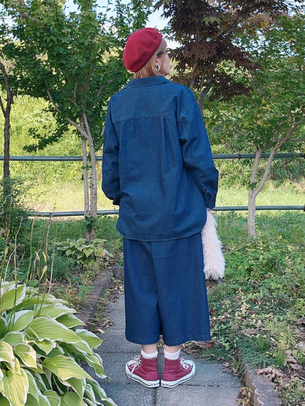 ブルー系のその他パンツ、ブルー系のシャツ/ブラウス、ホワイト系のTシャツ/カットソーを着用したレディースの秋コーディネートの5枚目の写真