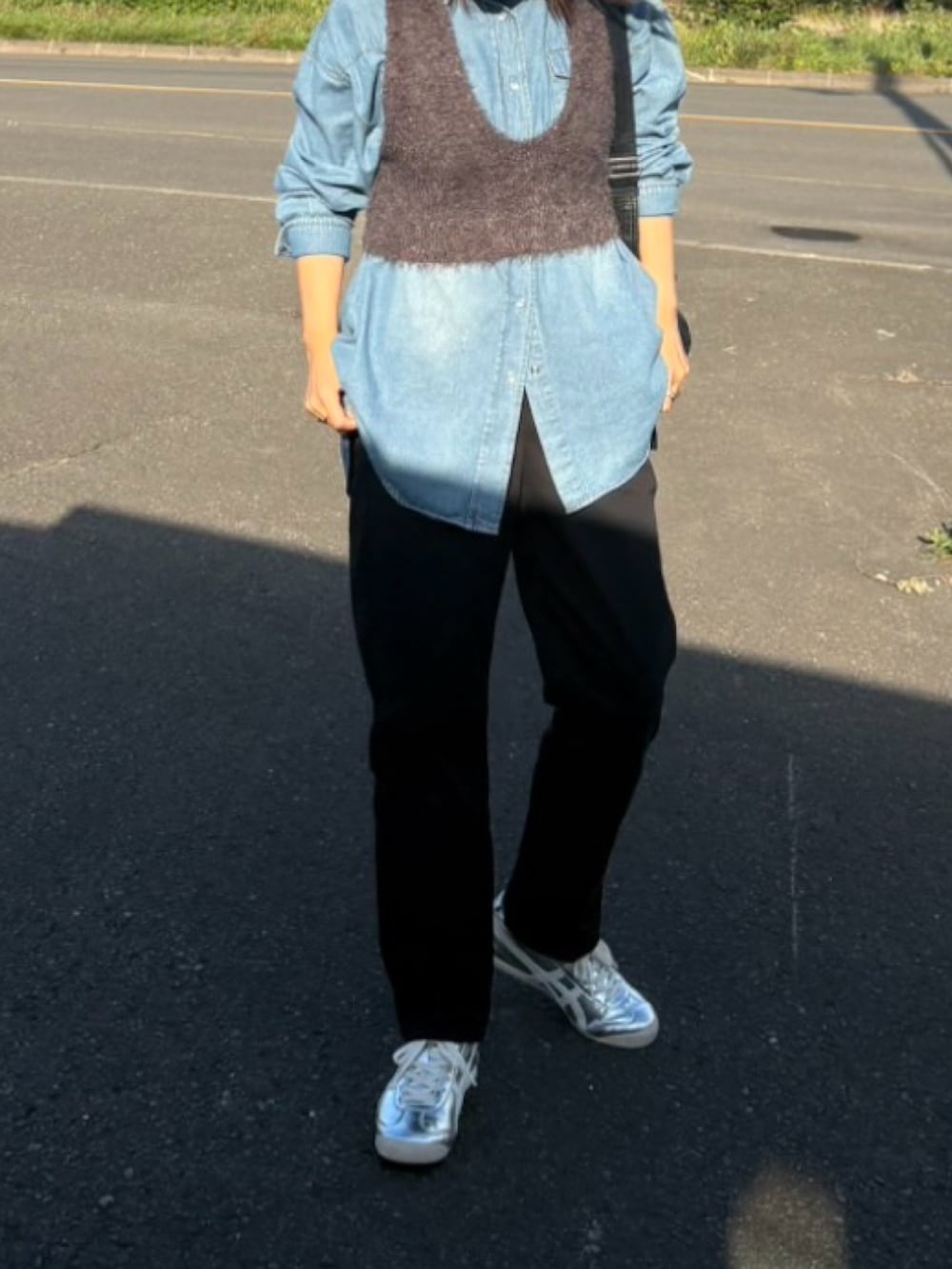 ブラック系のその他パンツ、ブルー系のシャツ/ブラウス、ブラック系のショルダーバッグを着用したレディースの秋コーディネートの5枚目の写真