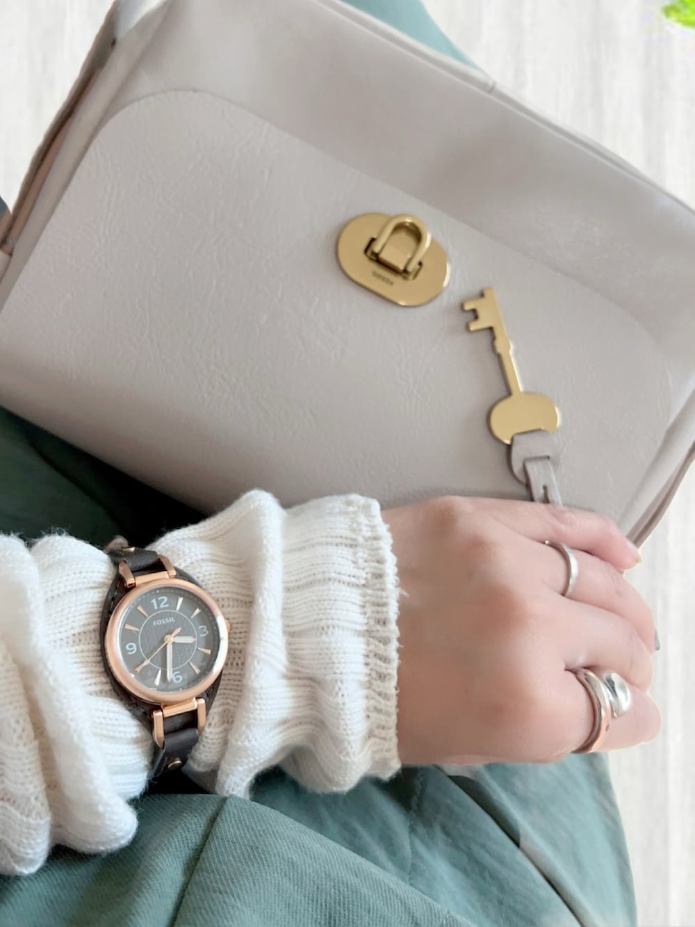 「Fossil、セットアップ、お出かけコーデ、シンプルスタイル、秋コーデ、きれいめカジュアル、スニーカー、カーキ、アームウォーマー、ベレー帽、韓国ファッション、タックイン、ショルダーバッグ、メガネ女子」｜「FOSSILのCARLIE ES5212（アナログ腕時計、ブラック系）」を使った、UMiSatoさん（レディース・163cm）の秋コーディネートの3枚目の写真