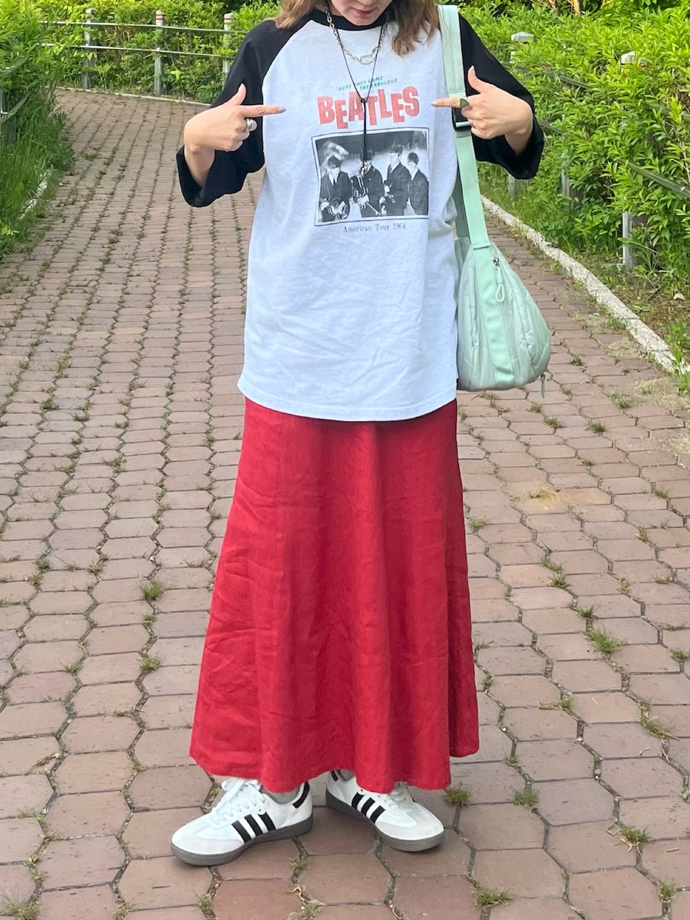 「やっぱり帽子が好き、バンドT、ロックT、ビートルズ、The Beatles、メガネ女子、スニーカー、リネンスカート、お出かけコーデ、ショルダーバッグ」|「The Beatlesの【別注】THE BEATLES ザ ビートルズ ツアーラグランロンT(Tシャツ/カットソー、グレー系)」を使った、UMiSatoさん(骨格ウェーブ・レディース・163cm)の春コーディネートの2枚目の写真