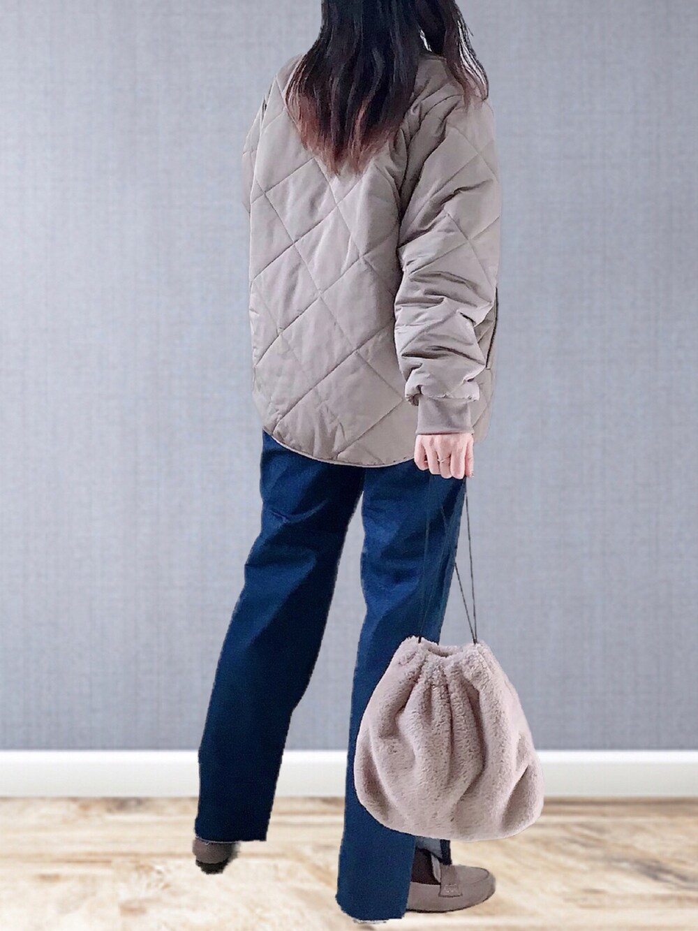 ブラウン系のその他アウター、パープル系のシャツ/ブラウス、ブルー系のデニムパンツを着用したレディースの冬コーディネートの3枚目の写真