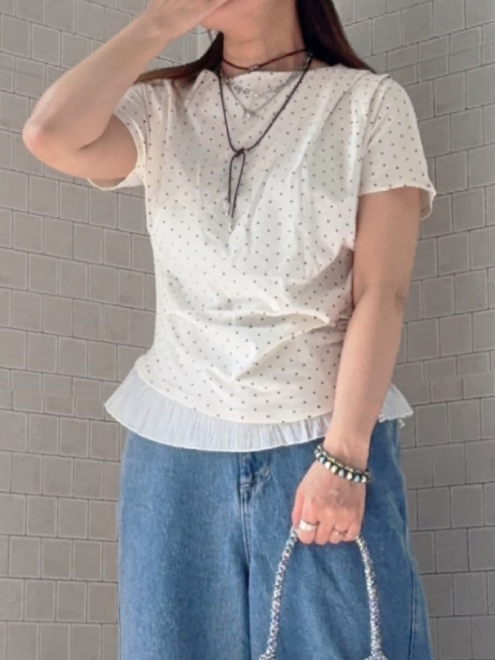 ホワイト系のTシャツ/カットソー、ブルー系のデニムパンツ、ブルー系のかごバッグを着用したレディースの春コーディネートの3枚目の写真